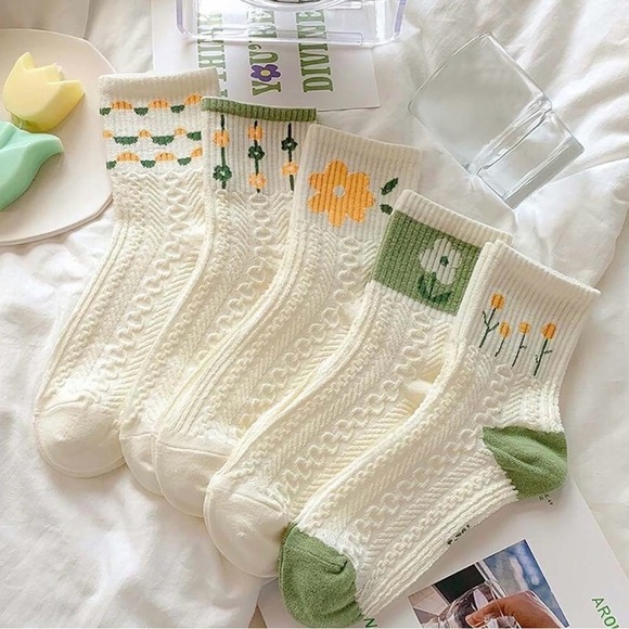 5 Pairs Elegant Floral Knit Socks - Cream and Green - Picture 2 of 5